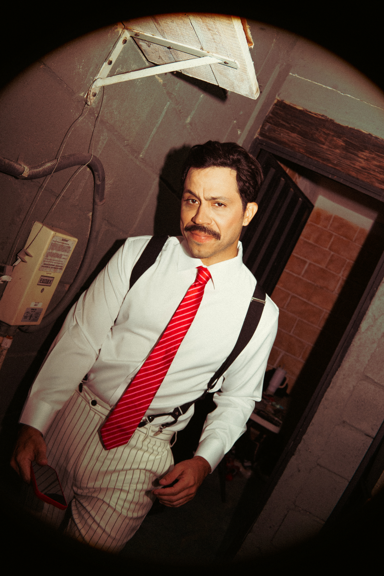 JAVIER GRULLON ES
 "Billy Flynn"